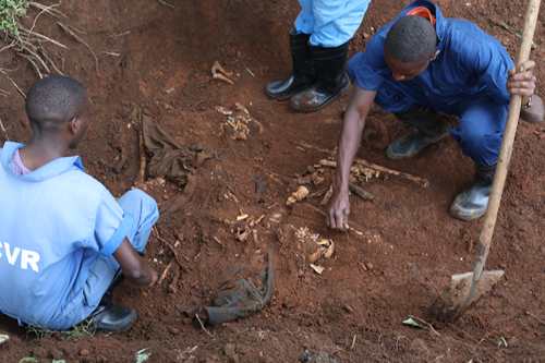 Muramvya: exhumations des fosses communes à la prison centrale