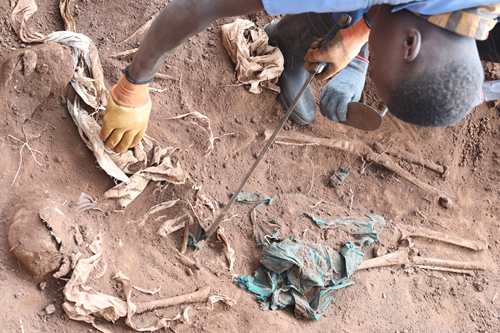 Mwaro: les images prises lors de l’exhumation des fosses communes dans la commune Kayokwe