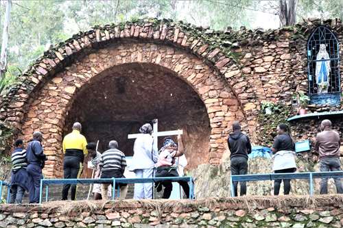 Gitega : Prière au sanctuaire marial de Mugera